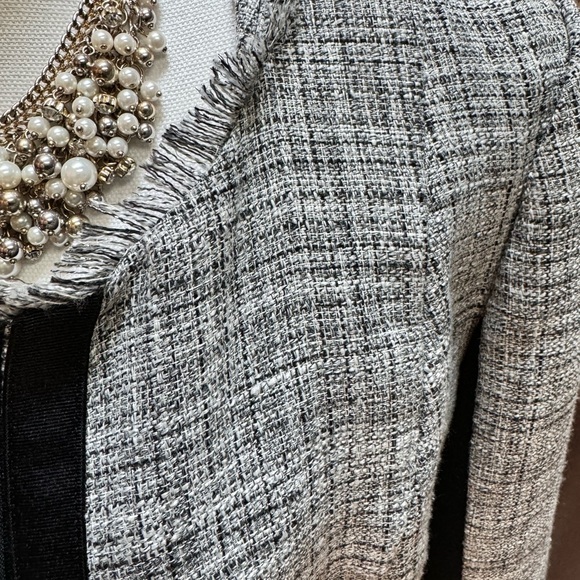 Elle black and white jacket. - Picture 13 of 13